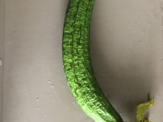 3、番茄丝瓜补钙粥,丝瓜半根 去皮 切小丁