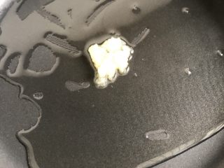 5、番茄丝瓜补钙粥,锅中加少量油 再放一些蒜蓉