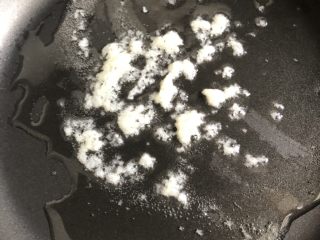 6、番茄丝瓜补钙粥,小火炒香蒜蓉