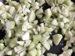 7、番茄丝瓜补钙粥,加入丝瓜 翻炒