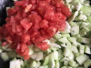 8、番茄丝瓜补钙粥,再加蕃茄丁