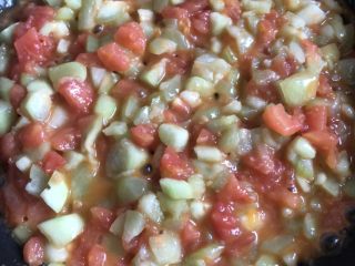 11、番茄丝瓜补钙粥,翻炒均匀 