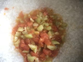 12、番茄丝瓜补钙粥,倒入煮好的白粥中 搅拌一下