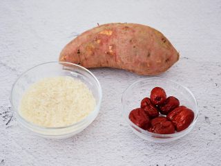 1、红薯红枣粥,准备好材料