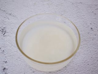 2、红薯红枣粥,大米加入纯净水和1勺香油浸泡30分钟