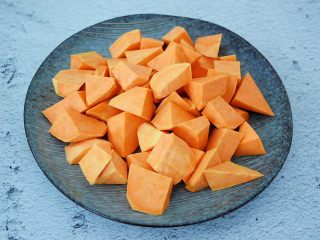 3、红薯红枣粥,红薯去皮洗净切成小块