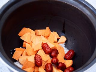 7、红薯红枣粥,加入红枣