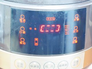 9、红薯红枣粥,放入高压锅中，盖上锅盖，启动煮粥功能，口感选择标准，启动开始即可，坐等粥出锅