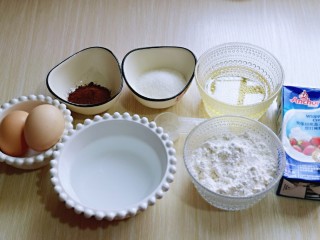 1、巧克力奶油泡芙,准备食材。