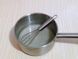 2、巧克力奶油泡芙,将玉米油,纯净水,盐放入锅中,用手动打蛋器搅拌均匀。