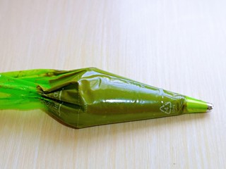 10、巧克力奶油泡芙,将面糊装入裱花袋,(先装入裱花嘴,再装面糊哈)用刮板将面糊往前推,如图。