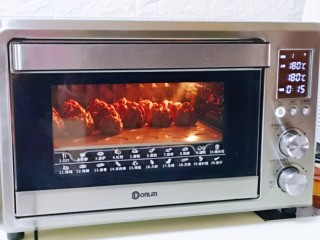 13、巧克力奶油泡芙,待泡芙表面定型后,将烤箱温度立即调低,上下管180°再烤12-15分钟。(具体时间及温度,根据自家烤箱性能另定)