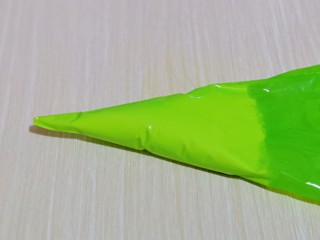 17、巧克力奶油泡芙,将打发的奶油装入裱花袋中。