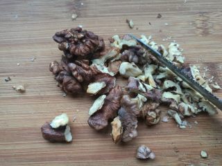 3、植物油版核桃酥,晾凉后切成粒。