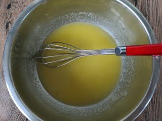 6、植物油版核桃酥,搅拌均匀。