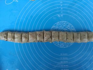 11、植物油版核桃酥,切成小段,均分成16个。大概一个在18克左右。