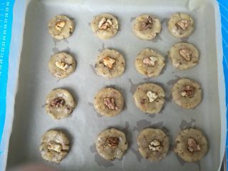 13、植物油版核桃酥,其他依次做好,放入铺了油纸的烤盘。