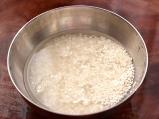 2、螃蟹青菜辣椒粥,大米和糯米用清水洗净后,浸泡半个小时。