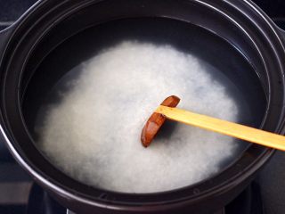 5、螃蟹青菜辣椒粥,砂锅里倒入适量的清水,放入浸泡后清洗干净的大米。