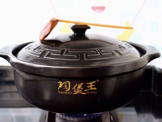 6、螃蟹青菜辣椒粥,盖上锅盖大火煮开后。