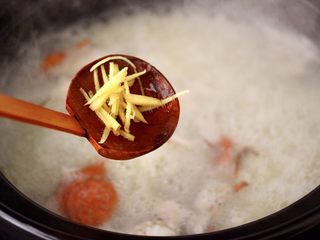 11、螃蟹青菜辣椒粥,这个时候砂锅中加入姜丝。