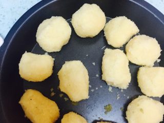 3、椰蓉开口酥,椰蓉馅:糖粉60G,奶粉30G,黄油50G,全蛋液50G,椰蓉100G。全部材料混合,把馅揉成小球,分为24份。放皮箱冷冻,让馅料变硬。