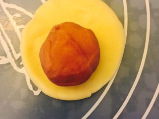 5、椰蓉开口酥,一个油皮用手按压,包入一个油酥,收口向下。