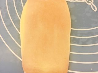 6、椰蓉开口酥,包好油酥后,用擀面棍擀成如图所示。