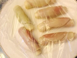 8、椰蓉开口酥,将擀好的面团用保鲜膜覆盖,松弛15分钟。