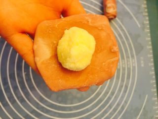 15、椰蓉开口酥,此时将皮箱内的椰蓉馅取出,包好。收口向下。