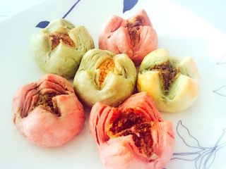 18、椰蓉开口酥,如图:预热好的烤箱,180度,烤30分钟即可。