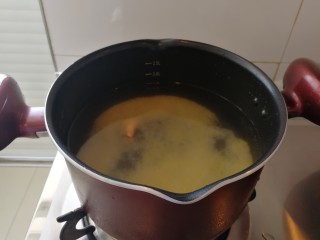 5、金银海鲜粥,烧开水，开锅后加洗过的小米和大米，熬粥水最好要一次性加够，这样熬出来的粥比较粘稠有香味。