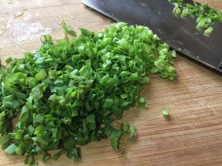 1、葱香芝士卷饼,先把葱切成小段；