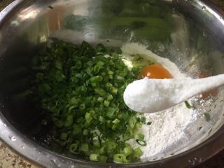 3、葱香芝士卷饼,调入一勺的盐，用筷子搅拌下；