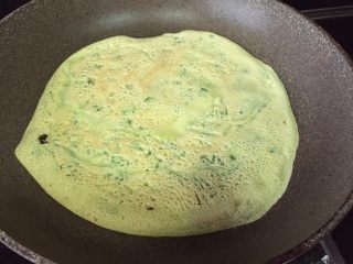 6、葱香芝士卷饼,待饼，慢慢的变色了，就可以翻面了；