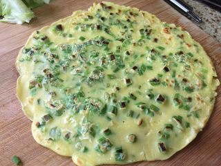 7、葱香芝士卷饼,翻面，再煎下，就可以出锅了；