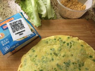 8、葱香芝士卷饼,准备好饼、生菜、芝士片、还有肉松和番茄酱；