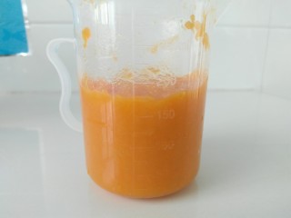 1、加菲猫花样馒头,蒸好的南瓜，捣碎能泥，待稍凉时，加入酵母拌匀。