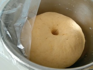 4、加菲猫花样馒头,发酵到，手指戳一个洞，不变形，既发酵好。