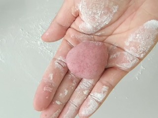 5、加菲猫花样馒头,取少部分白面团，加入适量红曲米粉，揉匀备用。