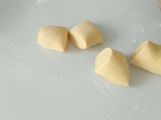 6、加菲猫花样馒头,剩余少量黄色面团，其他的充分揉捏排气，至切开，面团无气孔，既排气完毕。