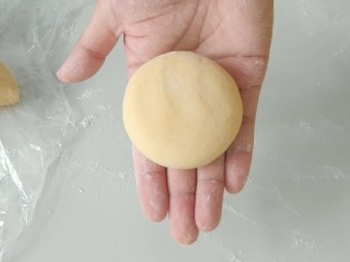 7、加菲猫花样馒头,每个剂子都搓圆。