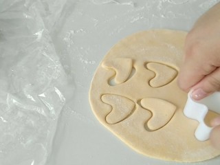 8、加菲猫花样馒头,制耳朵，有模具的用模具，无模具的可用剪刀或者徒手捏出耳朵。