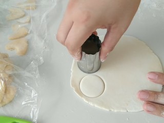 9、加菲猫花样馒头,制脸部。圆形的奶瓶盖子都行的哈。