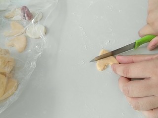 10、加菲猫花样馒头,用刀切去耳朵一部分。