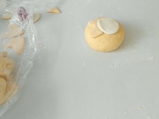 11、加菲猫花样馒头,粘上耳朵，大脸蛋。粘不住时，蘸些水。