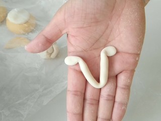 12、加菲猫花样馒头,捏出胡子，如图。