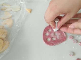 14、加菲猫花样馒头,做鼻子。