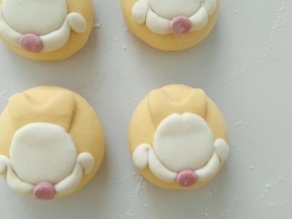 15、加菲猫花样馒头,粘上鼻子。二次发酵好，冷水上锅，中小火蒸。