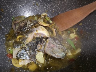 3、酸菜鱼????,锅中起油，葱爆香，放入腌菜翻炒，加入鱼头翻炒2分